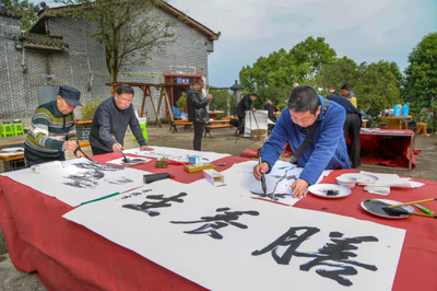 手繪鄉(xiāng)村畫(huà)卷 助力鄉(xiāng)村振興 三峽文藝創(chuàng)作者為基層百姓送上“精神產(chǎn)品”